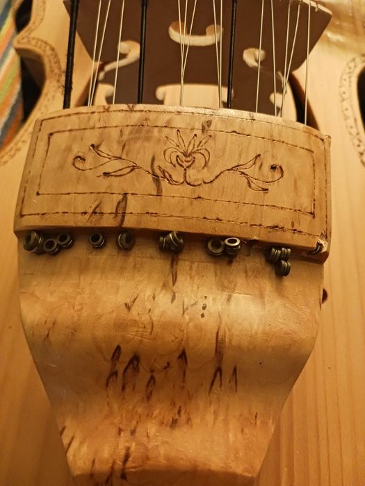 Nyckelharpa, Moraharpa, Viola d'amor