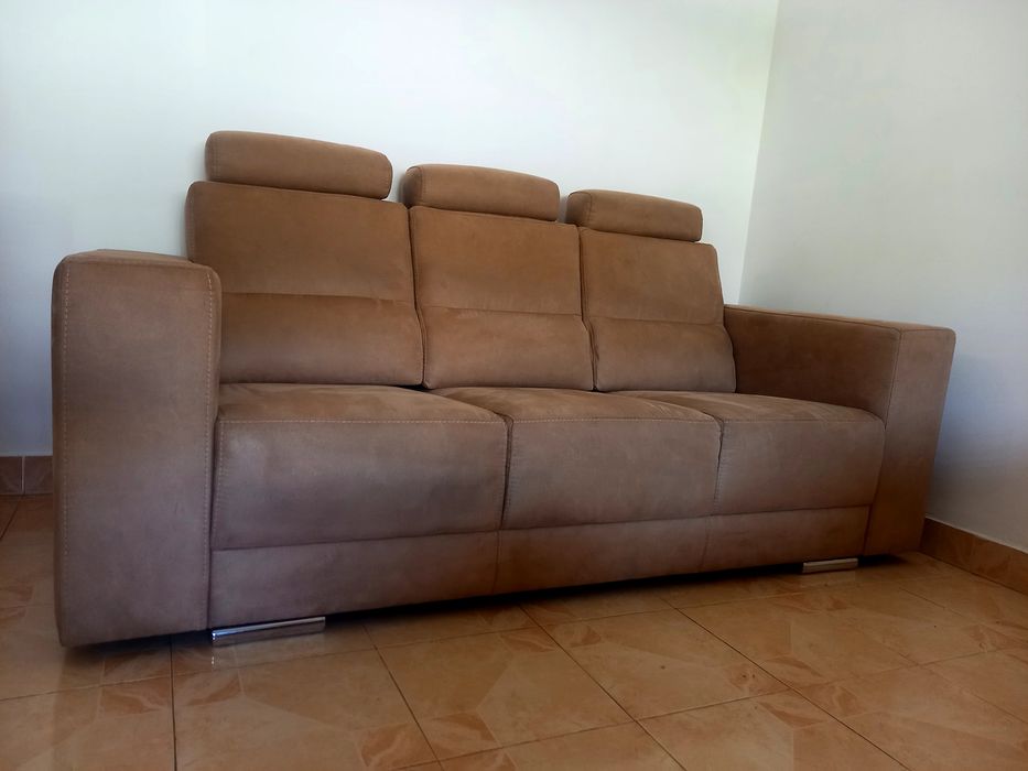 Sofá de 3 lugares, em camurça castanho