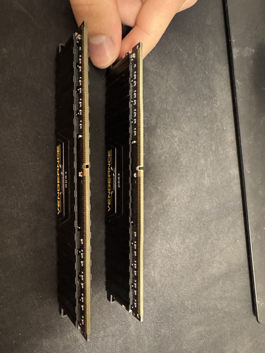 Оперативна память ddr4 2х8 gb 2400MHz