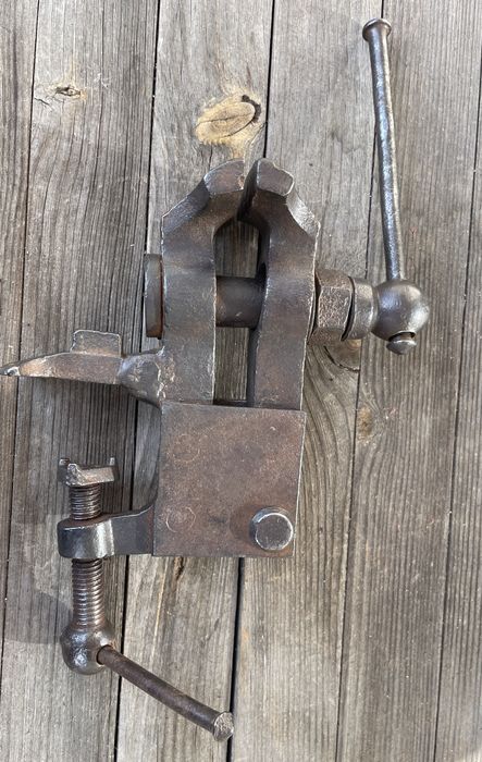 Zabytkowe małe imadło