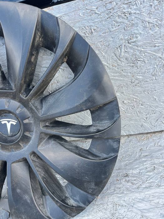 Оригінальний ковпак на Tesla