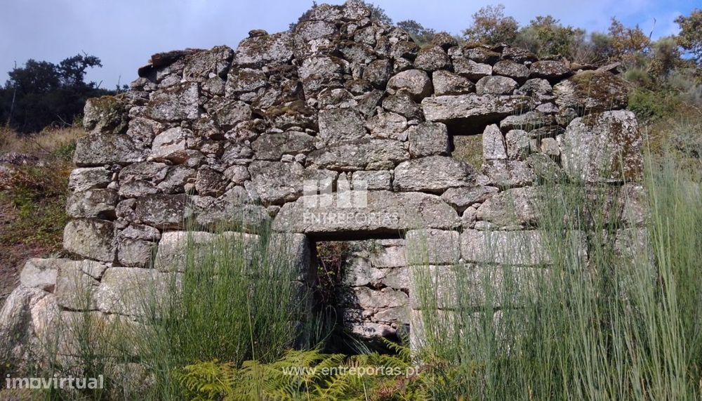 Venda de Terreno com construção em Pedra, Valadares, Baião