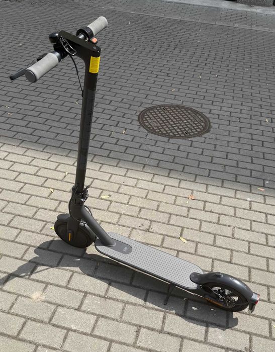 OBNIŻKA! Hulajnoga Xiaomi Mi Electric Scooter Essential – JAK NOWA! Przebieg 5 km! (plus kask ochronny)