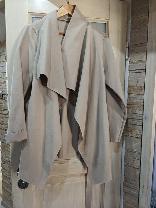 Piękny krótki płaszczyk na wiosnę