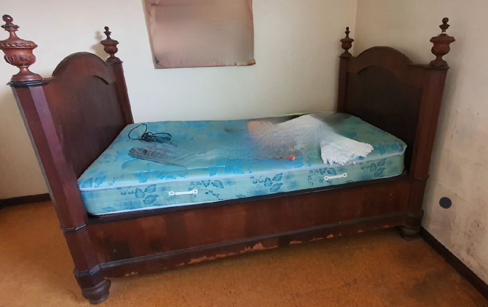 Cama centenária  em madeira maciça