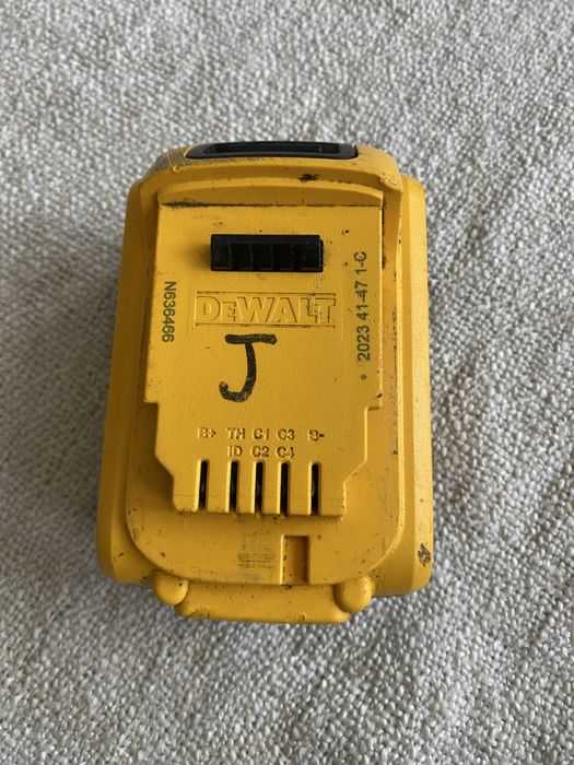 Литий-ионный аккумулятор DeWALT DCB184 XR