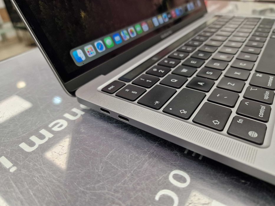 Macbook PRO 13 2020/ M1/ 16GB/ 256GB/ Space Gray/ 260 cykli/ Grade A-
