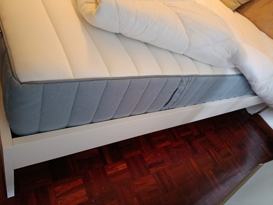 Cama com colchão casal e de  solteiro