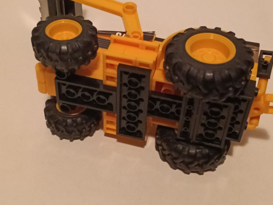 Colecionaveis  Caterpillar e carro da Polícia