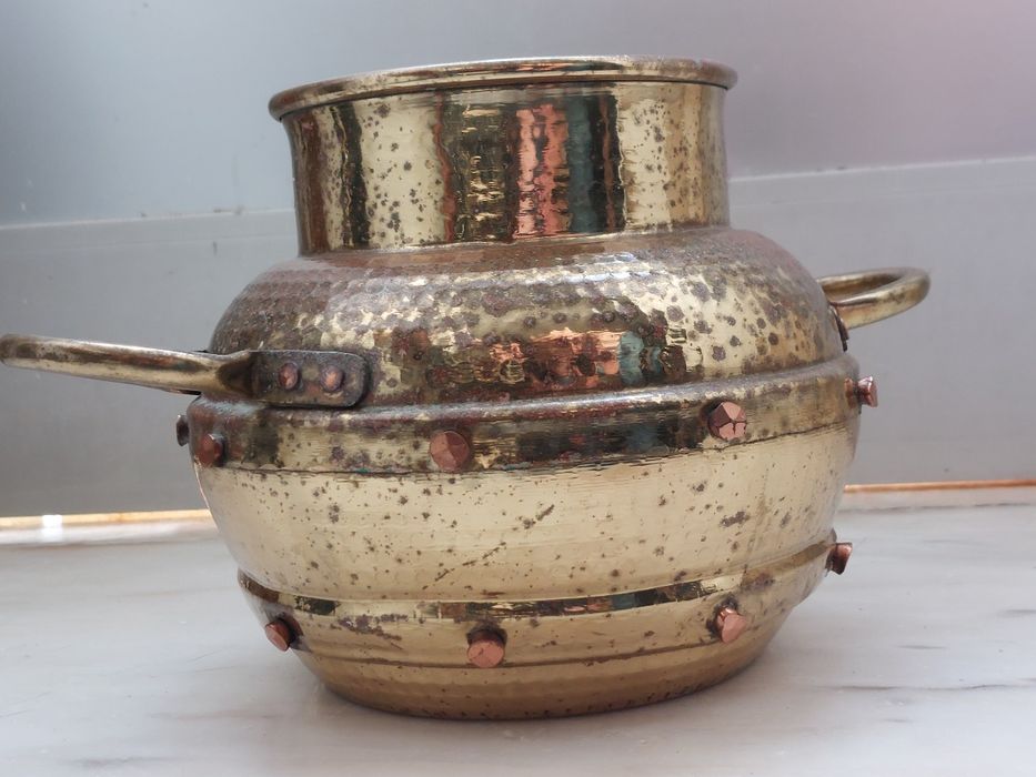 Vaso em latão com asas em ferro