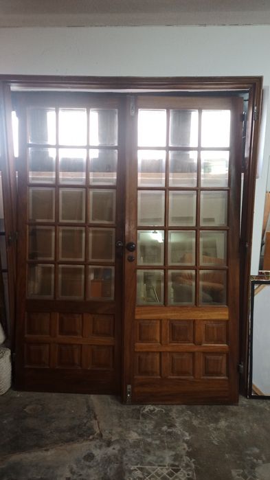 Portas envidraçadas.