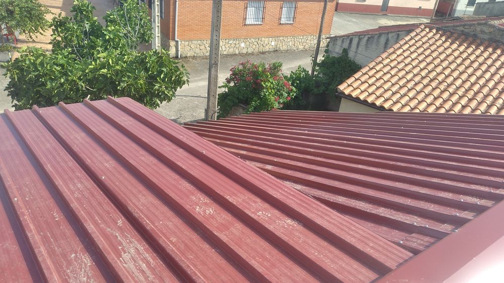 "Serviços de Pedreiro*  Canalização e Elétrica pintura Ladrilho Etc...