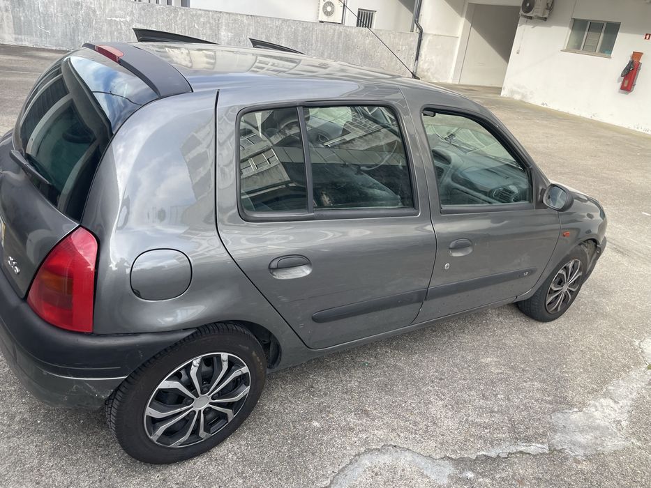 Renault Clio II 1.2 RN (5 Portas) – Ano 2000 | 215.000 km