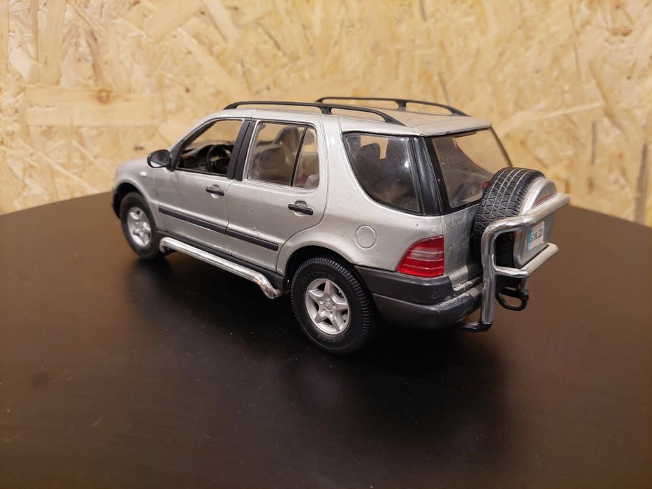 Model 1:18 Mercedes ML320 Maisto