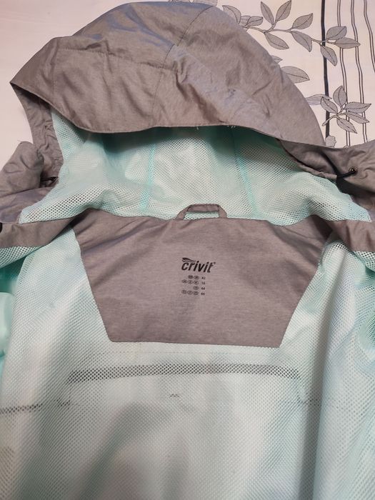 Жіноча легенька курточка, вітровка