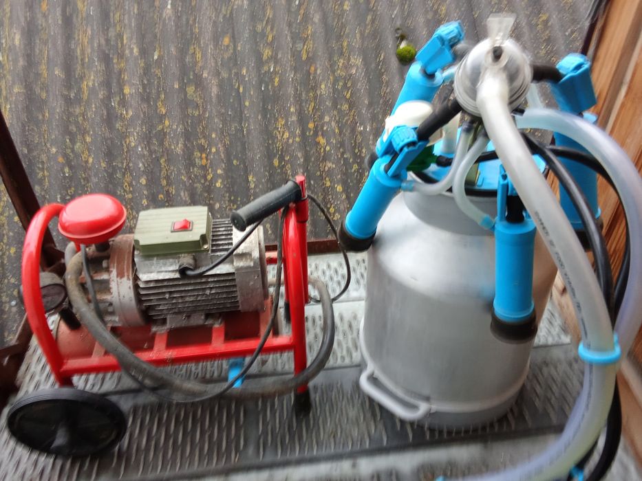 Доїльний апарат Бурьонка.Був у використанні приблизно пів року.