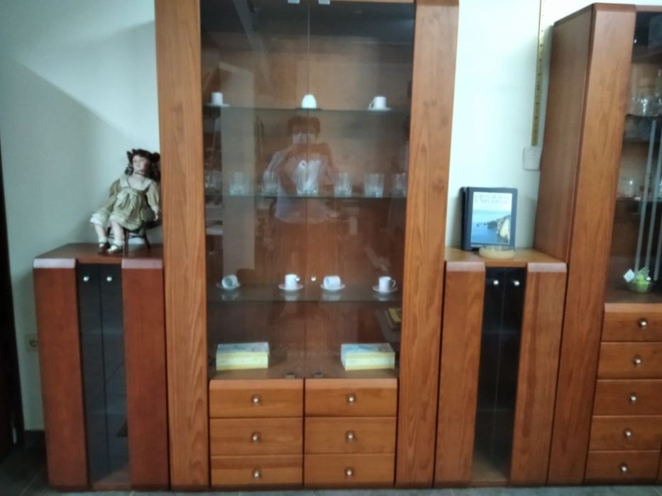 Vitrine de sala de jantar em Cerejeira em bom estado