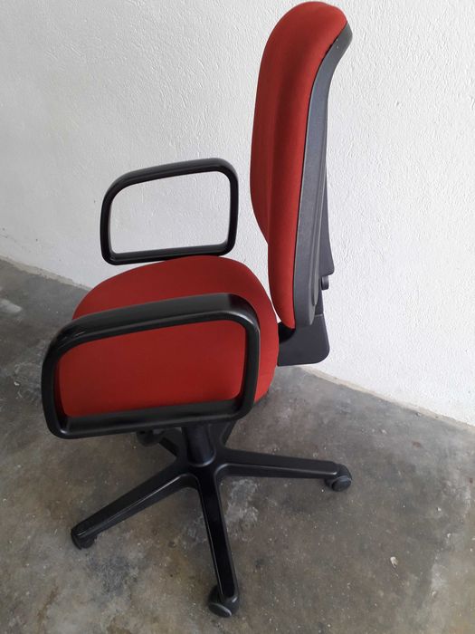 Cadeira escritório c/rodas muito bom estado estufada a cor vermelha