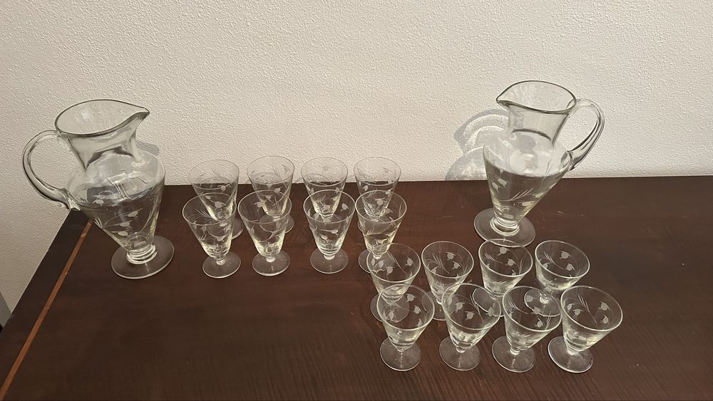 Conjunto copos e jarro vinho braco e vinho tinto