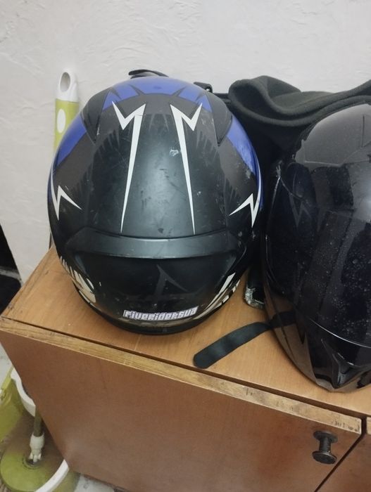 Продаю два мото шлема/бу не дорого удобные в использовании почти даром