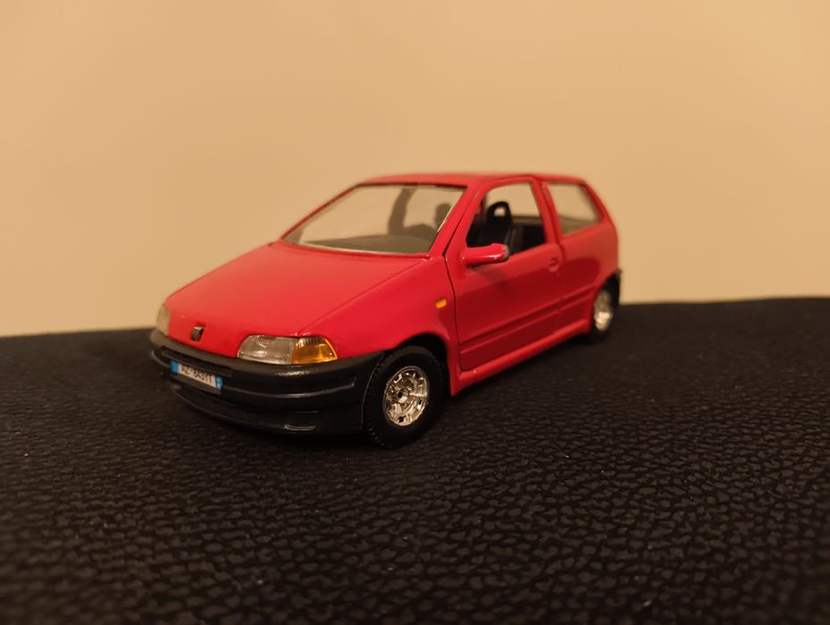 Fiat Punto 1 MK1 model 1:24 Bburago