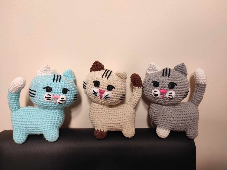 Kotek z obracaną główką robiony na szydełku