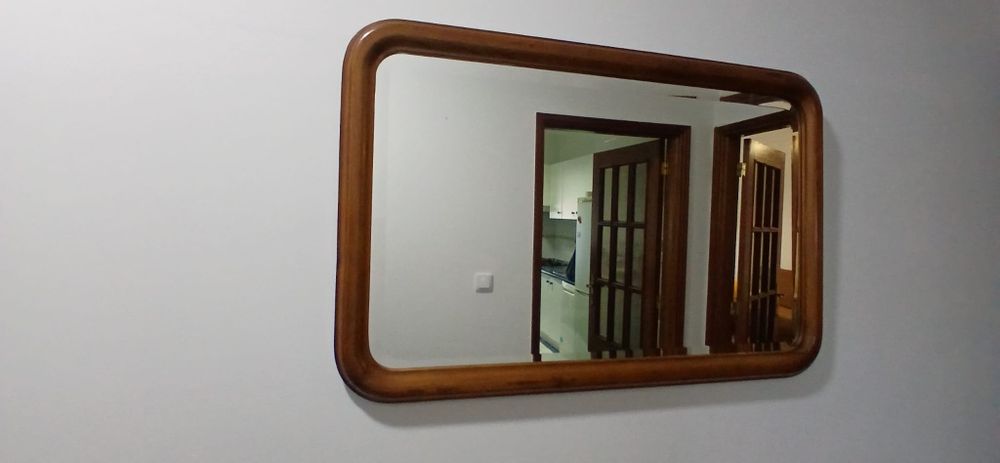 Espelho com moldura em madeira
