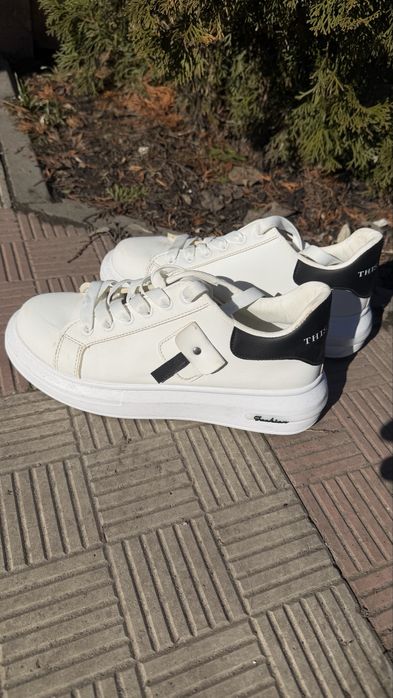 Продам ідеальні  кросівки