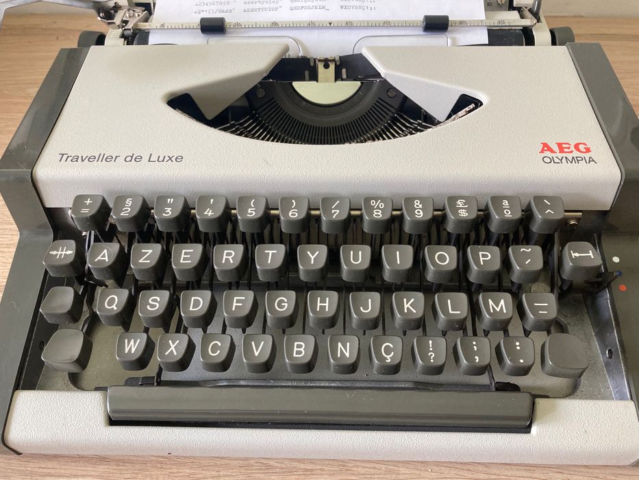 Máquina de escrever   ***   AEG  Traveller de Luxe