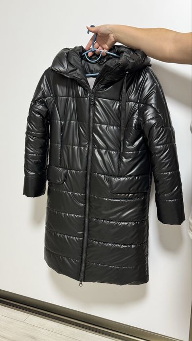 Нове чорне зимове пальто.