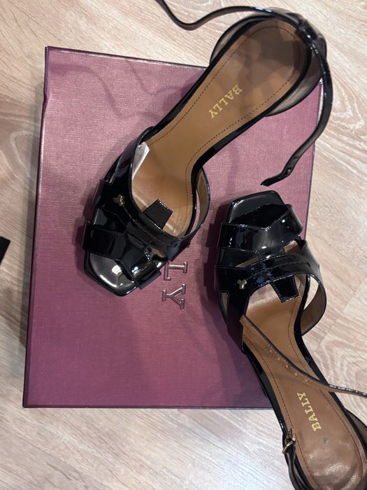 черные лакированные босоножки Bally на высоком каблуке.