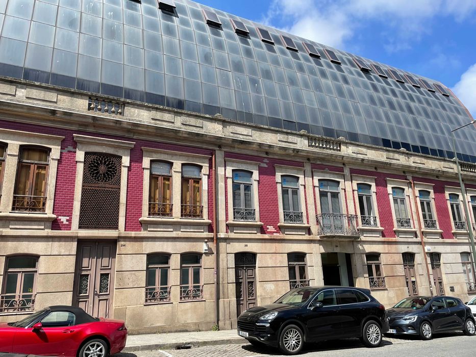 Secretária dedicada  em pequeno coworking no Centro do Porto (pr republica)