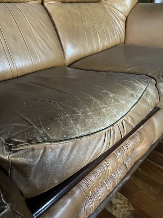 Sofá Pele com estrutura em madeira