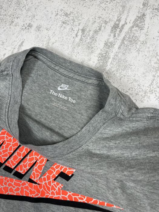 Футболка nike з яскравим графічним логотипом