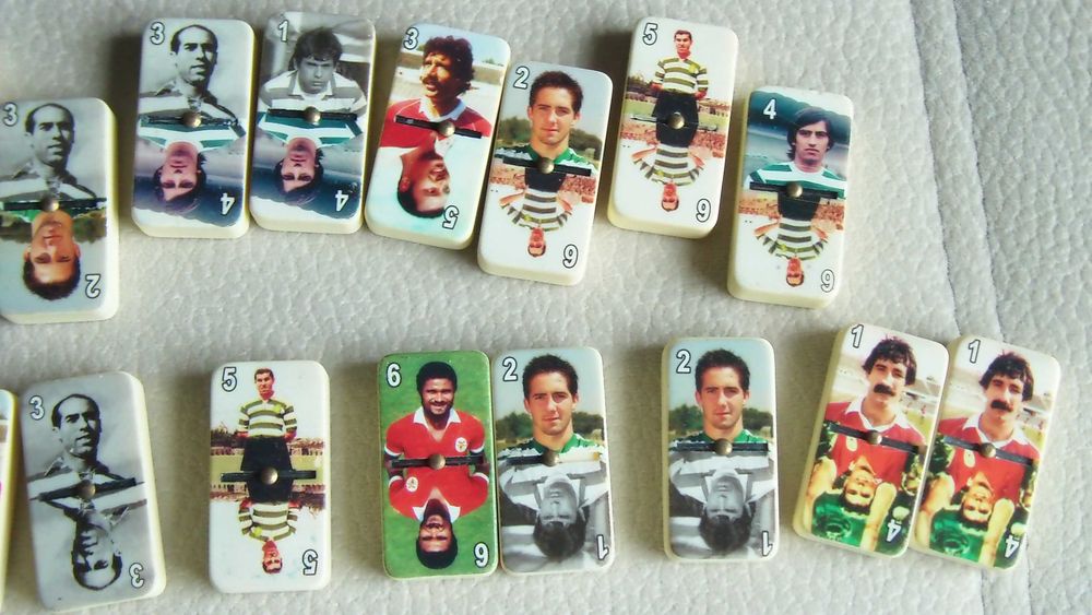 Peças jogo dominó de jogadores futebol