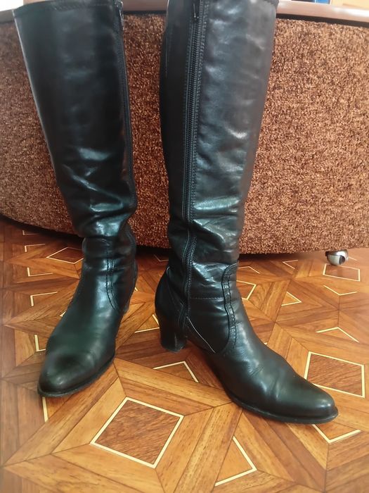 Продам  сапожкі жіночі .