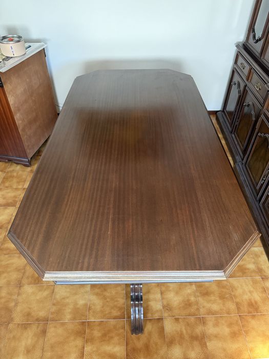 Mesa de jantar de madeira