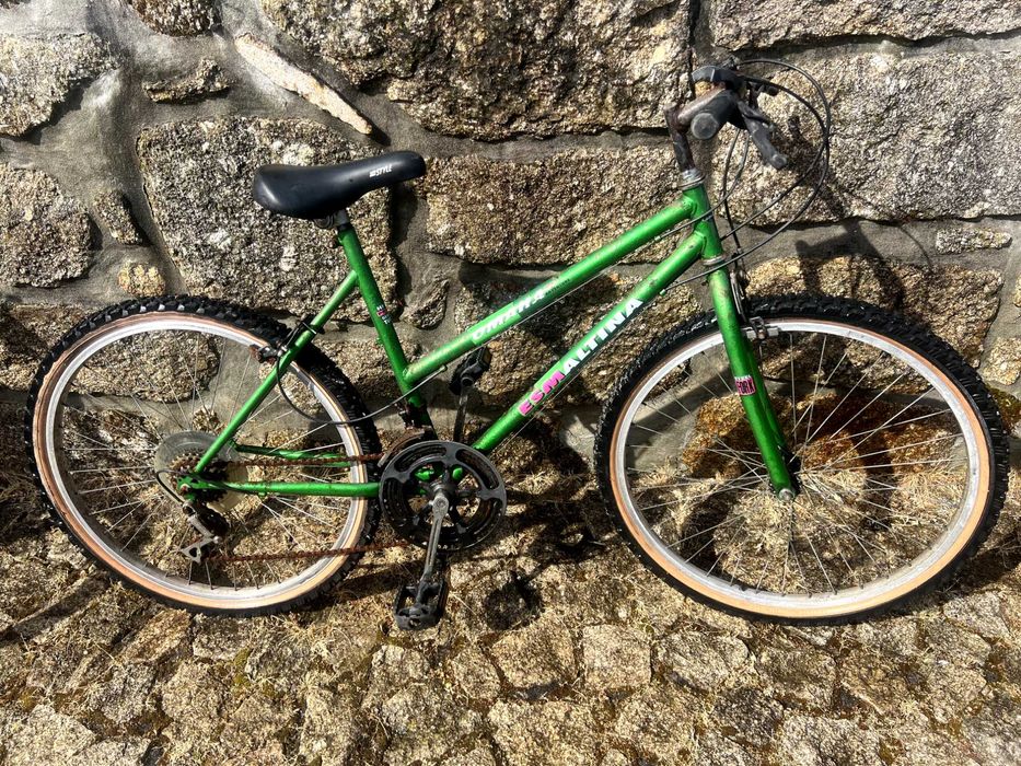Bicicletas usadas, azuis, branca e verde! Bom preço.