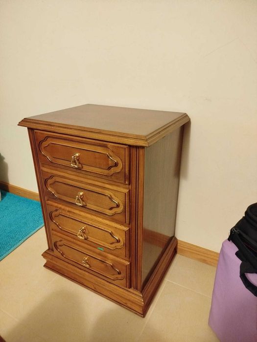 Armário e mesinha de cabeceira antigos