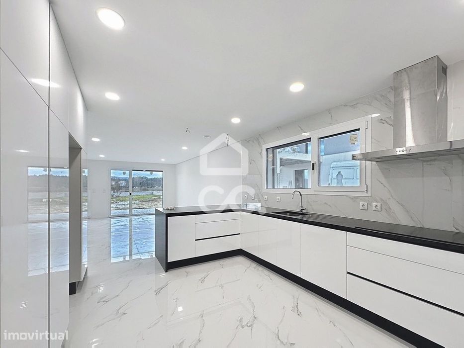 Moradia Nova T3, Moderna, com Luz Natural e Localização Estratégica ,
