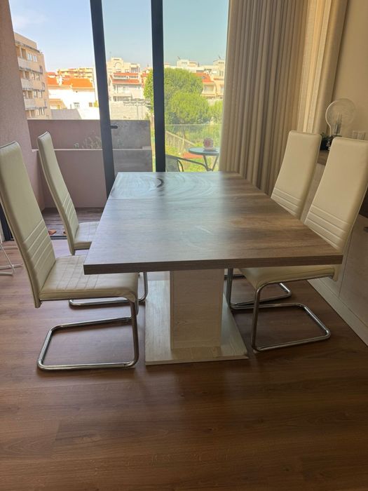 Mesa de jantar extensível com 4 cadeiras
4 cadeiras brancas
