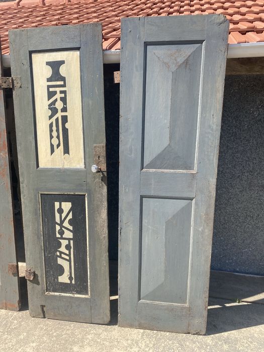 Portas antigas com pinturas