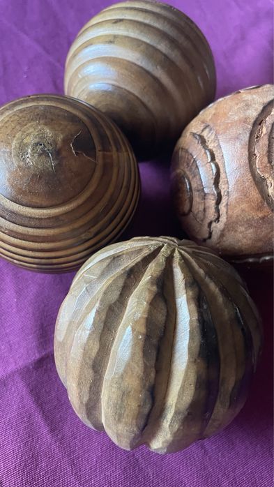 Bolas de madeira decorativas