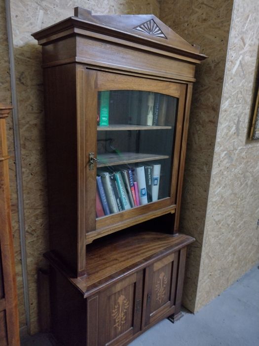 Stara biblioteczka secesyjna