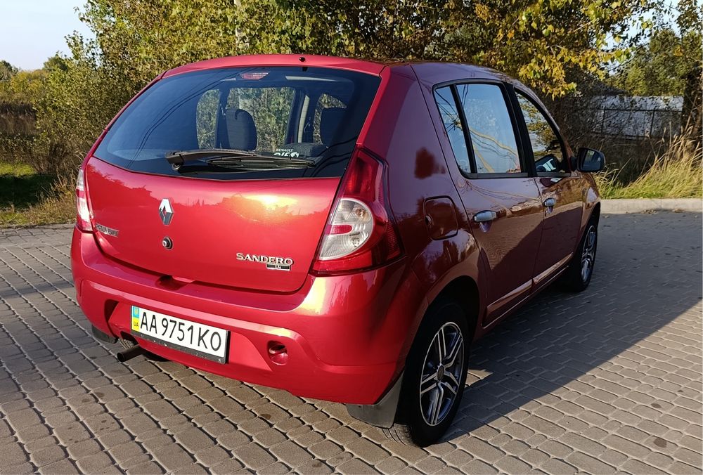 Renault Sandero 2011 офіційний газ/бензин 1,4 л