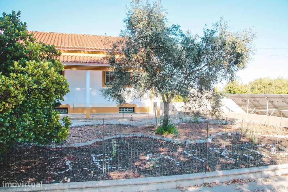 Quinta com moradia, 2,3 hectares, autonomia energética e hídrica em El