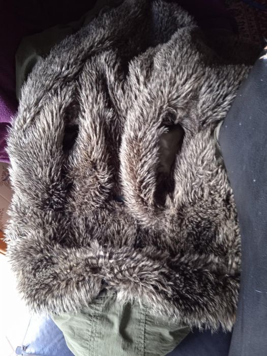 Vendo casaco forrado com pêlo muito quentinho para esta época do ano.