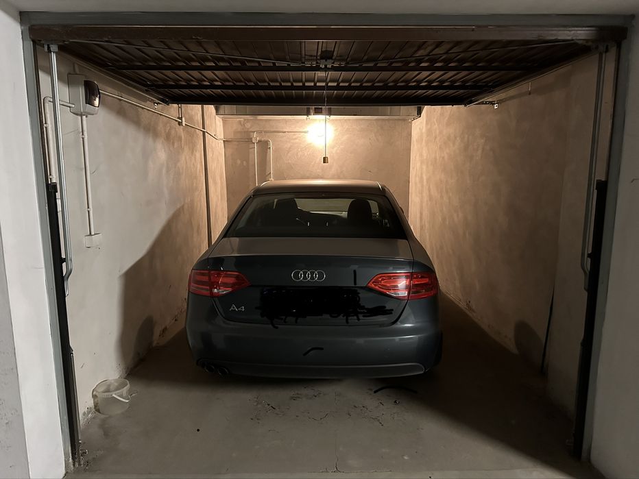 Garaż pod budynkiem wielorodzinnym.