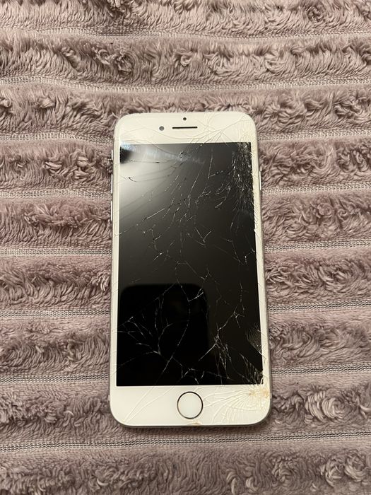 Продаю IPhone 7 Silver