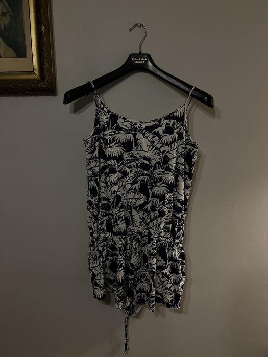 Granatowo-biały kombinezon we wzory